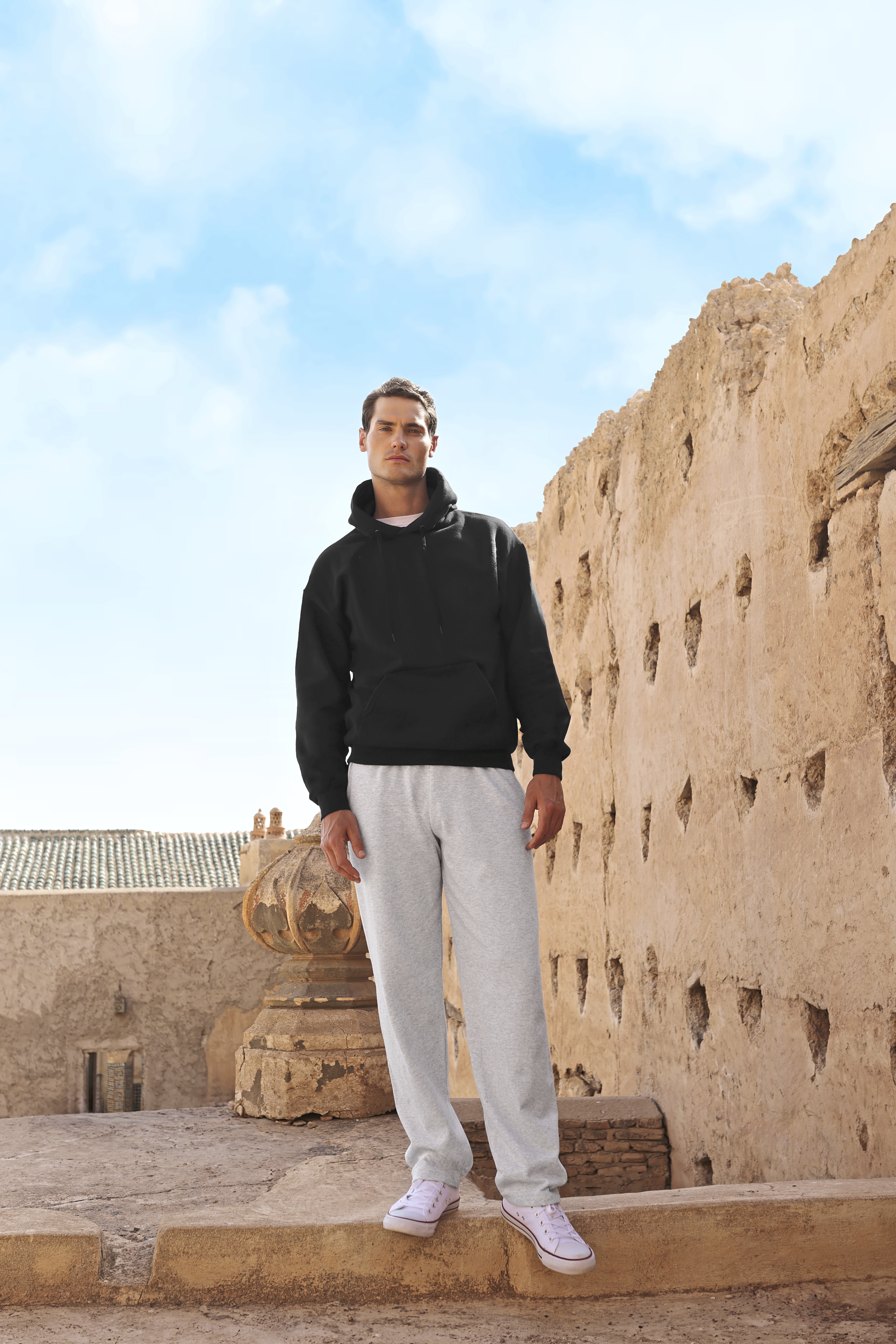 Fruit of the Loom ICONIC 250 Hooded Sweat Modellbild
