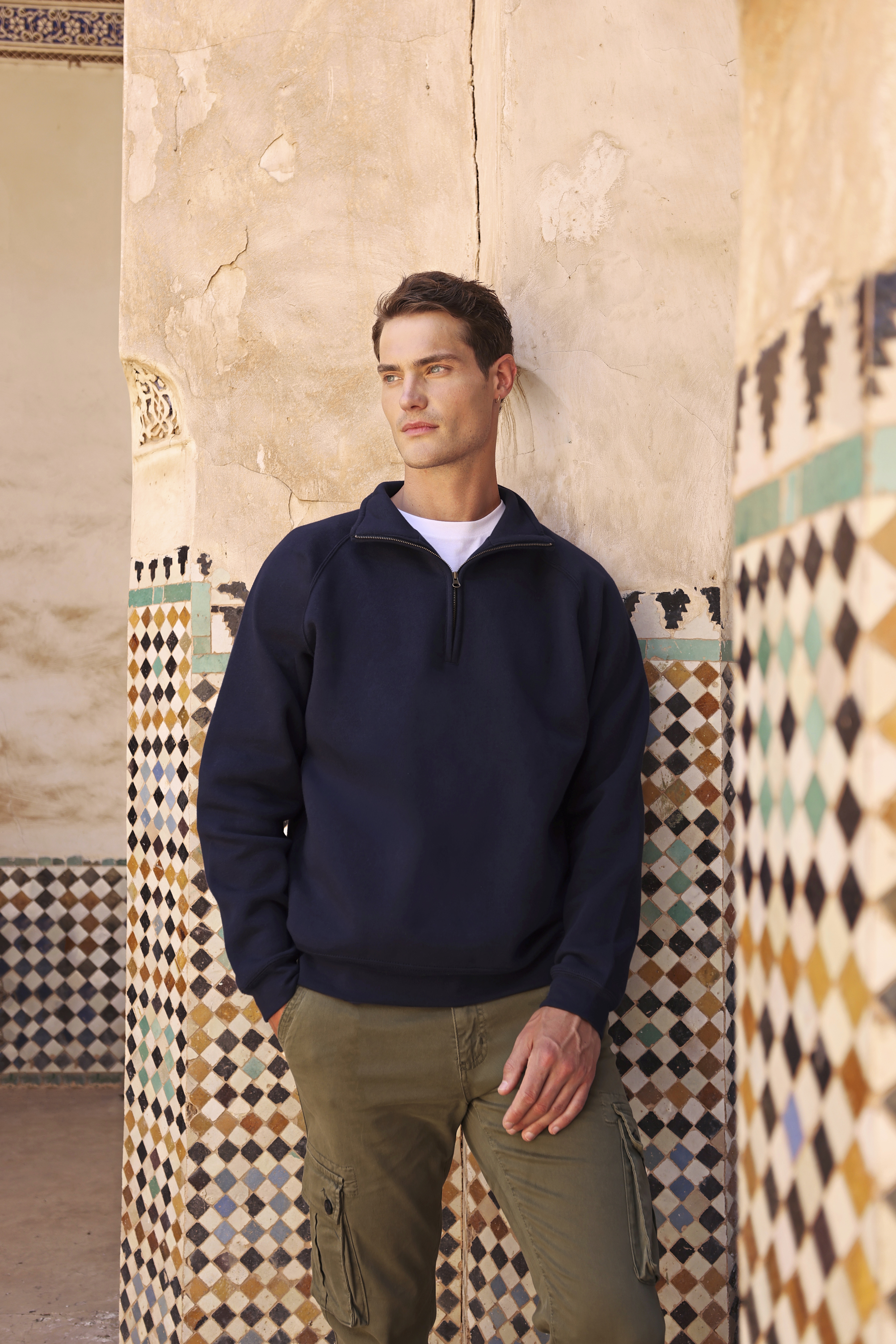 Fruit of the Loom Iconic Premium Zip Neck Sweat Modellbild